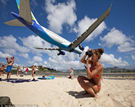 来加勒比海玛侯海滩 “触摸”低空飞机