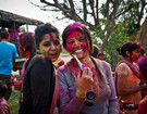 尼泊尔人在街上狂欢 欢度&quot;好色的&quot;洒红节
