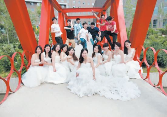 吉林动画学院10名女生穿婚纱拍另类毕业照(组
