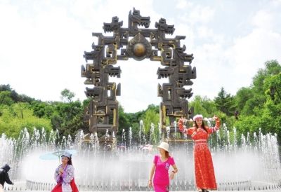 吉林市北山公园九龙喷泉前为游客开放_city