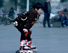 长春市一道靓丽的风景线 广场上的轮滑少年