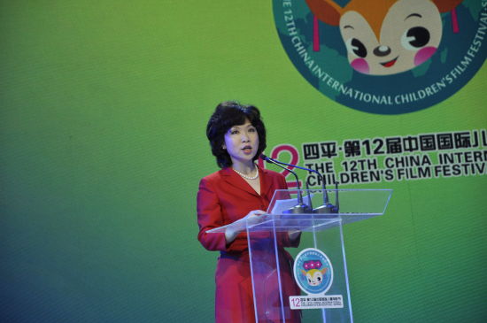 高京燕在第12届中国国际儿童电影节闭幕式上