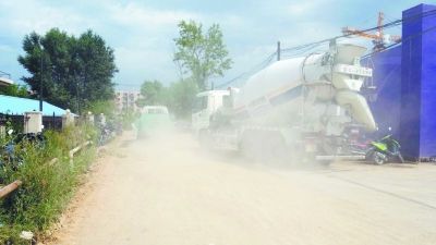 路上尘土飞扬,居民不敢开窗