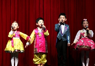 延吉市第二届幼儿艺术节上的小主持人们