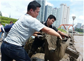 延吉市500余人来到布尔哈通河沿岸开展清淤工作